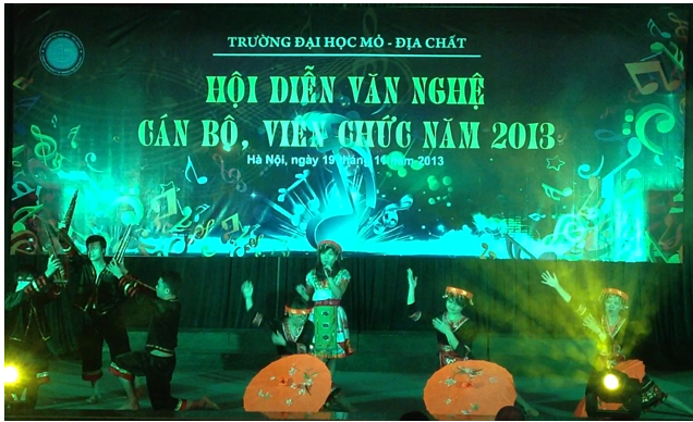 Cô giáo và tốp múa phụ họa