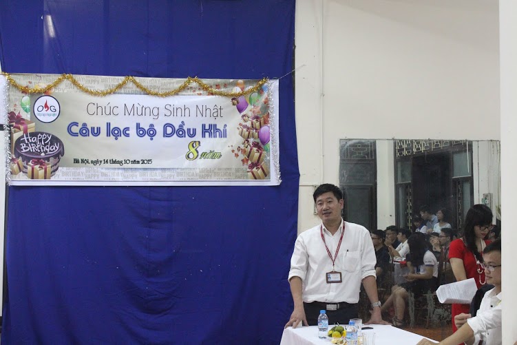 Thầy Lê Quang Duyến – phó trưởng khoa Dầu khí đứng lên phát biểu và chúc mừng sinh nhật CLB Dầu khí.