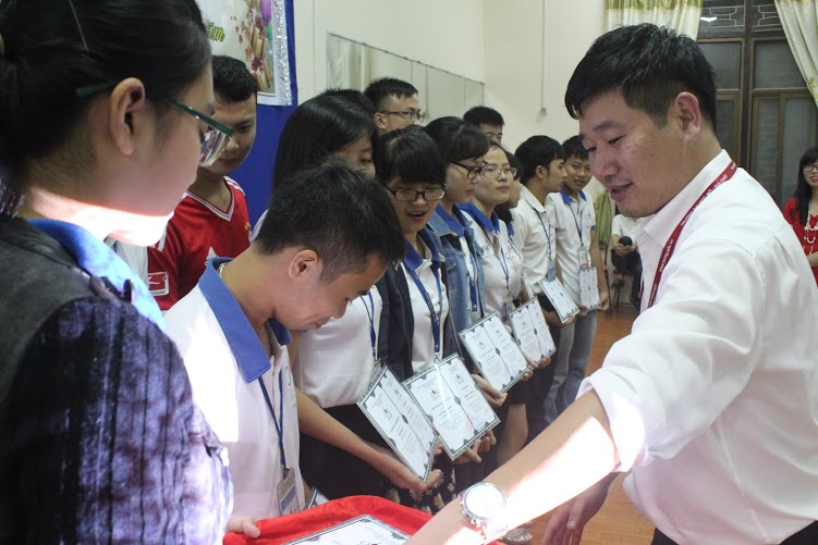 Thầy Lê Quang Duyến trao Certificate cho các bạn có thành tích hoạt động tốt